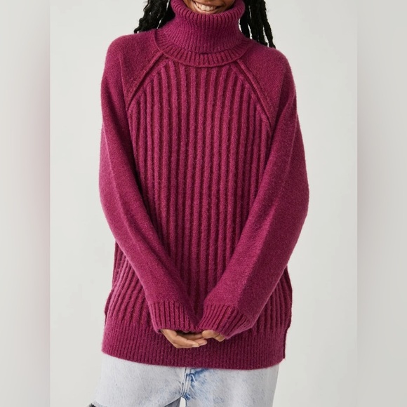 NEW FREE PEOPLE - Cozy Turtleneck w/ oversized fit Size Small - Picture 3 of 7